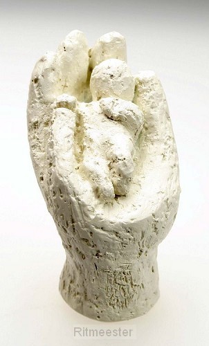 Beeld 16c in Zijn hand 7 cm ivoor