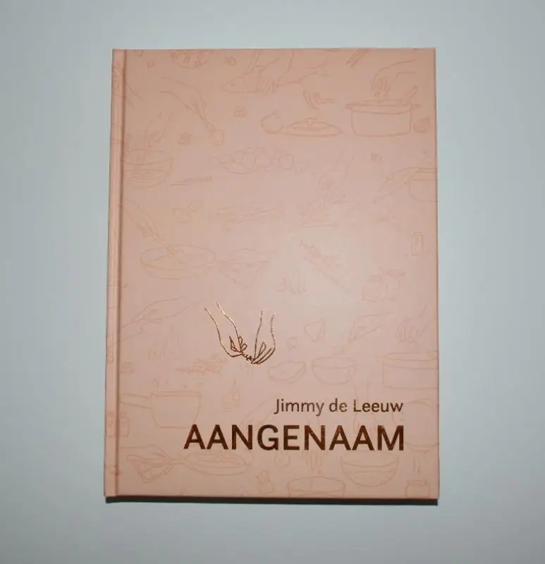 Tijdens de coronalockdowns schreef chefkok Jimmy de Leeuw samen met zijn vrouw en schoonzus Aangenaam, een basiskookboek met een beetje extra. Naast recepten biedt het boek informatie over materiaal en keukentechnieken en biedt een kijkje in de professionele keuken.

Jimmy de Leeuw is chefkok. Hij werkte onder andere als junior sous chef bij Bilderberg en als executive chef-kok bij De Oude Duikenburg. In 2020 startte hij met Chef-kok de Leeuw . Hiermee biedt hij consultancy, menu's en recepten en werkt als zzp'er. Sinds mei 2021 is hij lid van Euro-Toques.

Al die ervaring komt samen in zijn kookboek 'Aangenaam'. Hij begint het kookboek met uitleg over de professionele keuken, gevolgd door informatie over de basisuitrusting van de kok, een lijst met kruiden en handigheidjes en keukentechnieken.
Daarna volgen de recepten, onder verdeeld in Garde manger, Entremétier, Rôtisseur, Saucier, Patissier, Boulanger, Commis de cuisine, Sommelier. Daarmee onderscheidt het boek zich meteen van de standaardboeken, die meestal de verdeling voorgericht, hoofdgerecht, dessert of vlees, vis en groenten aanhouden.

Ook qua recepten onderscheidt De Leeuw zich van andere kookboeken. Recepten als Goulash, Boeuf bourguignon of aardbeibavarois zijn vrij standaard, maar recepten als orgaanspies, poldergangsstoof of schorsenerensoep kom je niet in elk kookboek tegen. Alle recepten zijn voorzien van heldere instructies en hier en daar een extra tip of uitleg. Daarnaast bevat het boek veel foto's en tekeningen.

Het boek richt zich in eerste instantie op de consument. De Leeuw wil de lezer een solide basis geven met kennis en producten zodat hij/zij soepeler kan worden in de keuken en uiteindelijk zelf kan gaan experimenteren. Toch biedt dit boek zeker ook interessante informatie voor de versspecialist vanwege de professionele invalshoek en de originele recepten.
